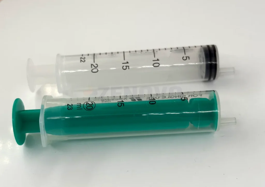 Seringi din 2 vs 3 componente:
Compararea vizuală a unei seringi de 2 părți (doar plastic) și a uneia de 3 părți cu garnitură de cauciuc neagră.