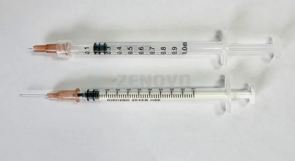 Comparație între mecanisme: seringă standard versus seringă de siguranță cu ac retractabil protejat.