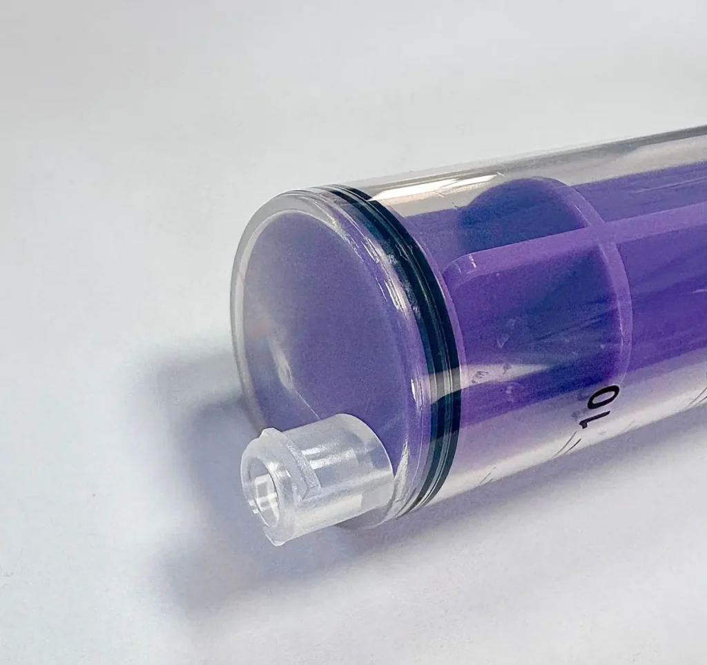 Echipamente de siguranță spitalicească: seringă de siguranță, conexiune enterală ENFit și ambalaj fără latex.