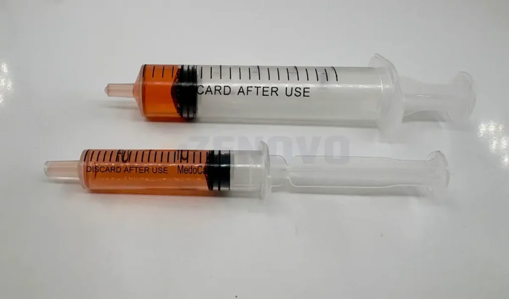 Compararea aceluiași volum de lichid în seringi de 3 ml și 20 ml pentru a demonstra eroarea de precizie.