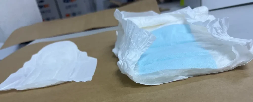 Comparație a structurii interne dintre un absorbant menstrual și un absorbant pentru pierderi urinare.