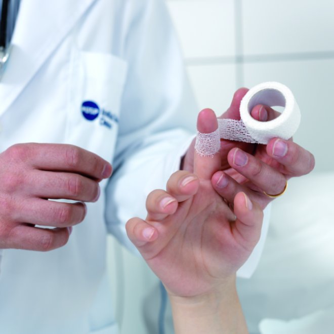 Bandaj elastic autoadeziv pentru fixarea pansamentelor 6 cm X 4 m